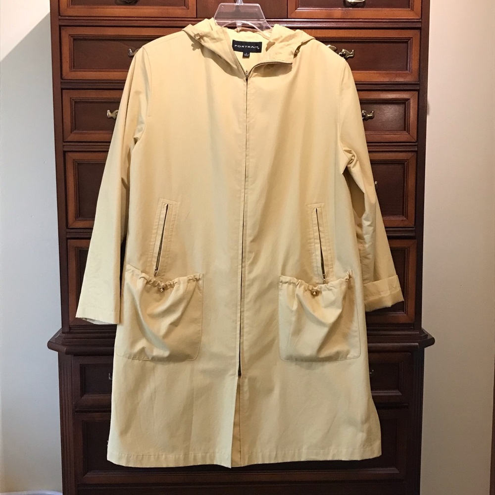Portrait raincoat in EUC.
